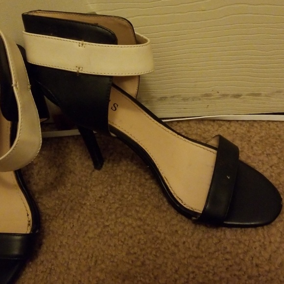 Black heels - Picture 2 of 3